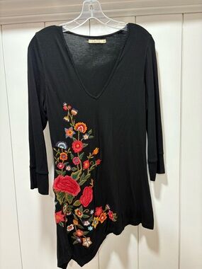 Caite Womens Tunic Top Size Medium Black Floral Embroidered Long Sleeve V-neck